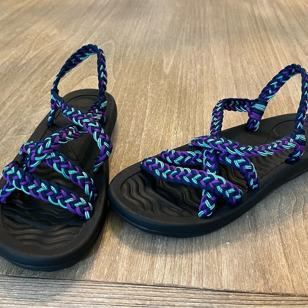 NWOT-NEW MEGNYA Women’s strappy sandal/purple/navy/teal-size 8